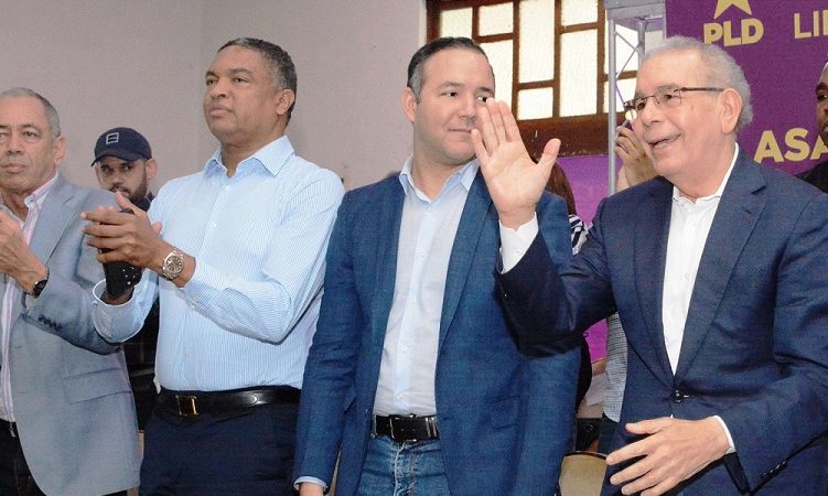 Danilo Medina critica forma en que Gobierno reparte bonos navidad