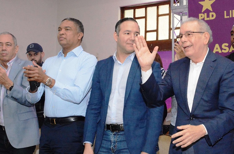 Danilo Medina critica forma en que Gobierno reparte bonos navidad