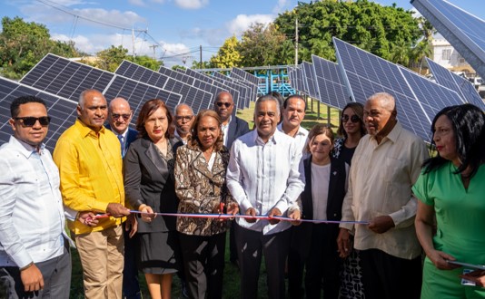 Paya, primera comunidad RD ilumina calles con energía solar
