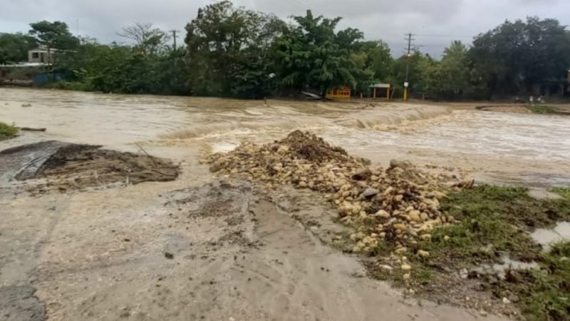 Por crecida de ríos y cañadas varios puntos de la zona rural de Puerto Plata están incomunicadas