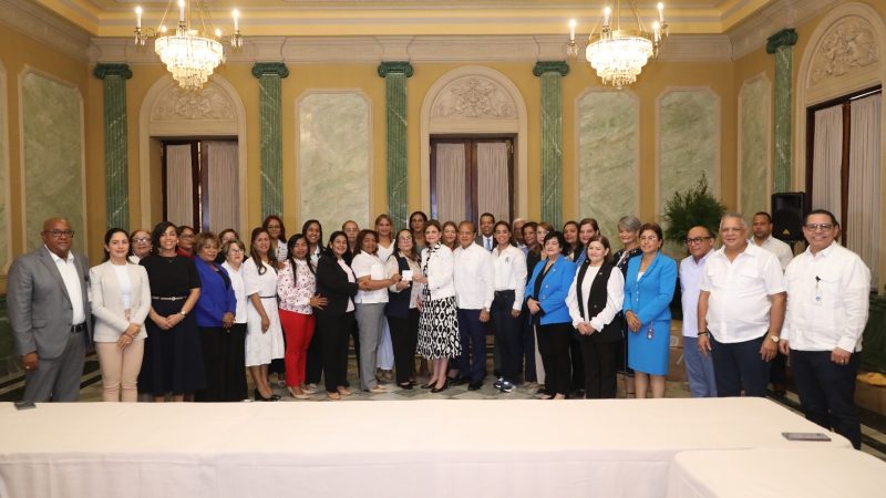 La vicepresidenta Raquel Peña inicia entrega del bono navideño