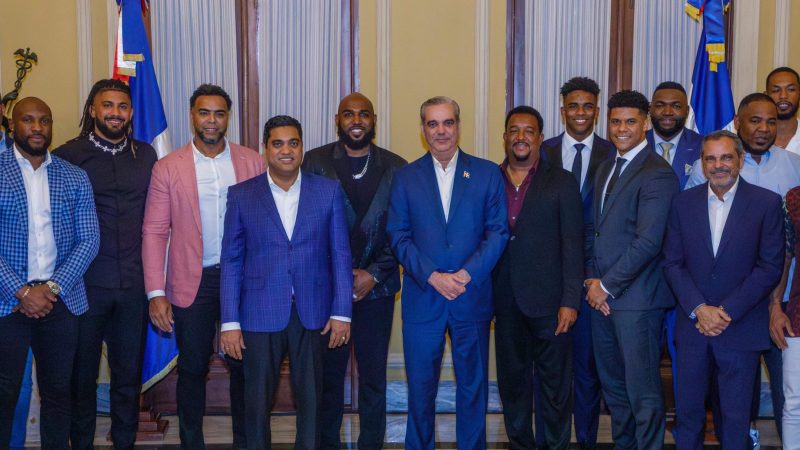 El Presidente Abinader celebra la Navidad con Grandes Ligas