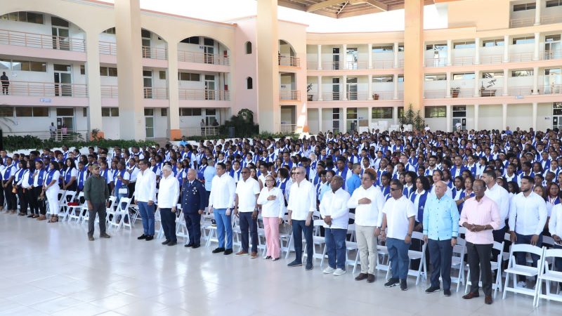 Abinader entrega títulos, asiste actividades en Suroeste de RD
