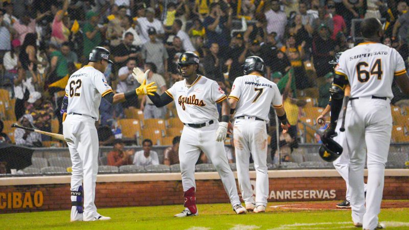 Aguilas vencen a las Estrellas y empatan en primer lugar beisbol