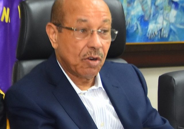 Montás alerta sobre «peligros» para la democracia dominicana