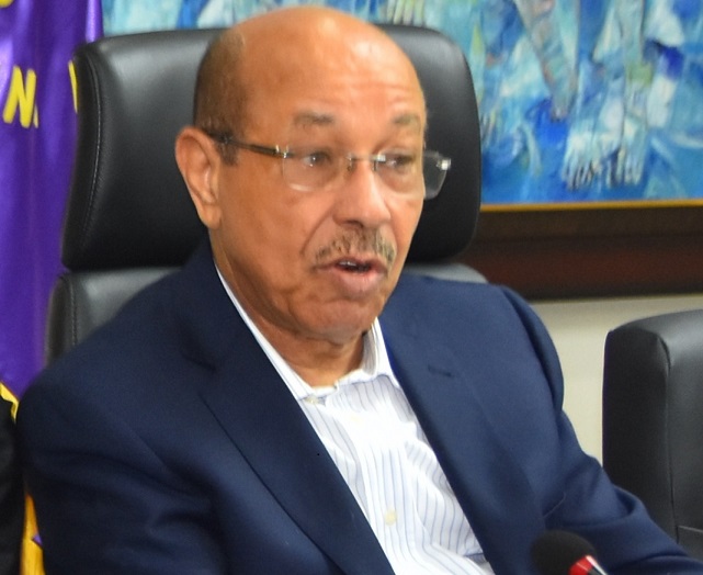 Montás alerta sobre «peligros» para la democracia dominicana