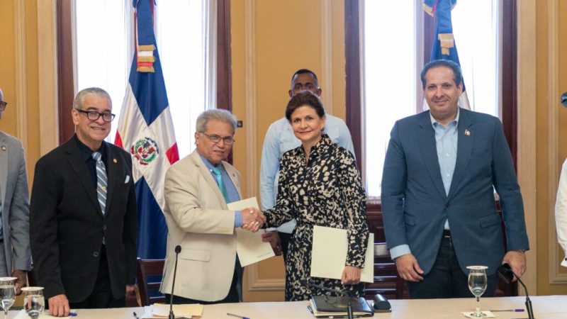 Gobierno y el Colegio Médico Dominicano firman acuerdo de aumento salarial de un 25 %