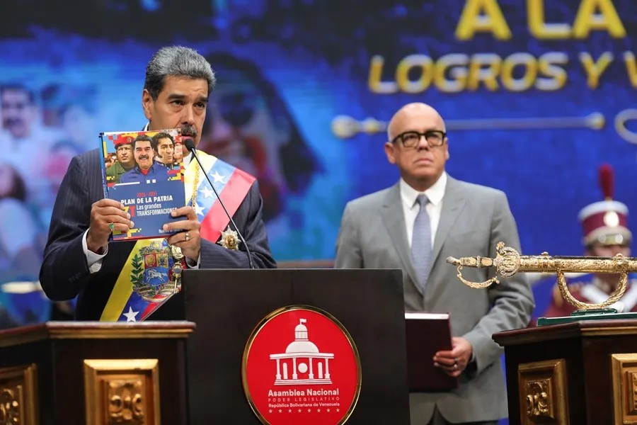 Maduro anuncia nuevo ministerio, satélite y reforma constitucional