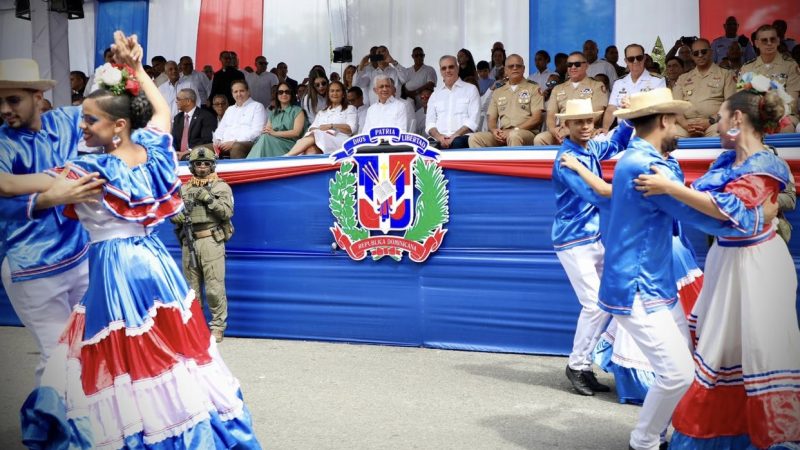 Presidente abre Mes de la Patria; asiste desfile cívico-militar SFM