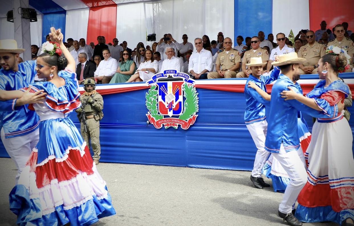 Presidente abre Mes de la Patria; asiste desfile cívico-militar SFM