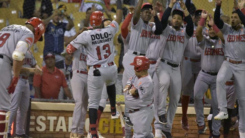 Jonrón de Caminero y el relevo dan victoria a Leones sobre Águilas
