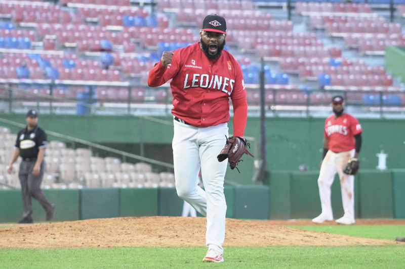 Johnny Cueto y tórrida ofensiva conducen triunfo de Leones sobre Estrellas