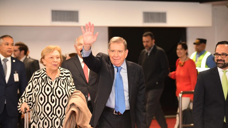 Arribó al país el excandidato presidencial de Venezuela, Edmundo González Urrutia