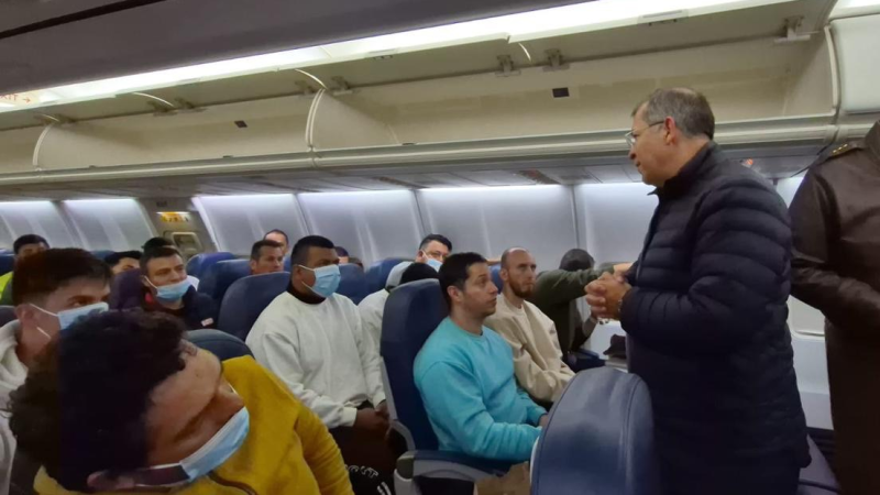 Petro recibe a colombianos deportados de Estados Unidos