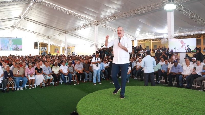 Abinader inicia masiva entrega títulos a moradores barrios pobres Distrito Nacional