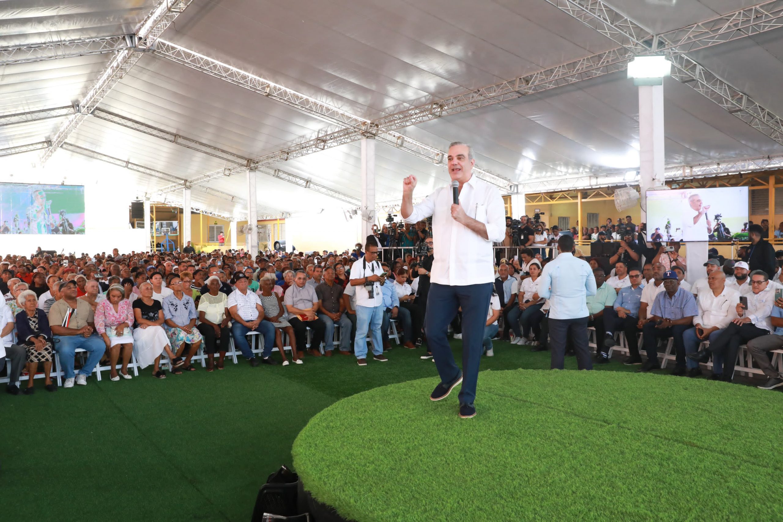 Abinader inicia masiva entrega títulos a moradores barrios pobres Distrito Nacional