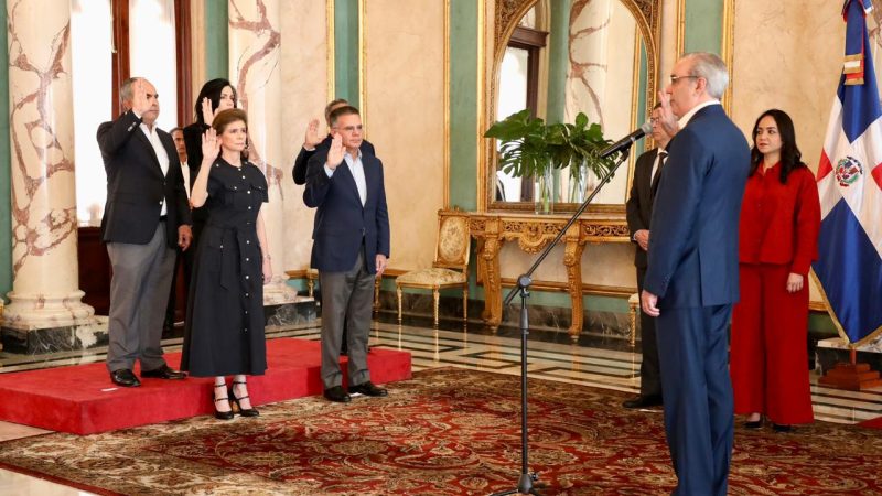 Abinader juramenta miembros del consejo transformación PN