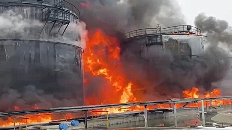 Ucrania bombardea depósito de petróleo en región rusa Sarátov