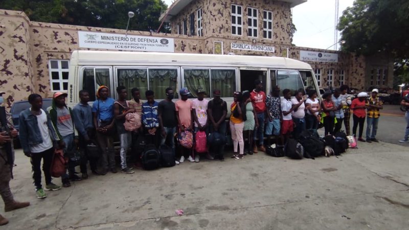 El Ejército detiene a 30 haitianos indocumentados en Montecristi