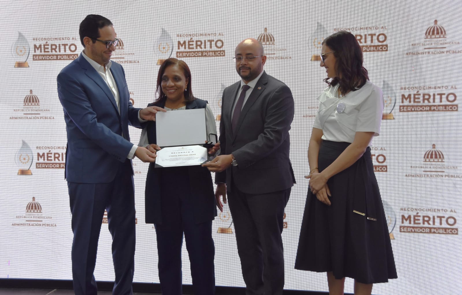 MAP reconoce colaboradora de la DGJP