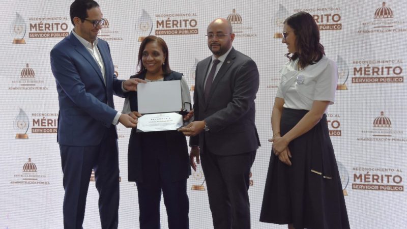 MAP reconoce colaboradora de la DGJP