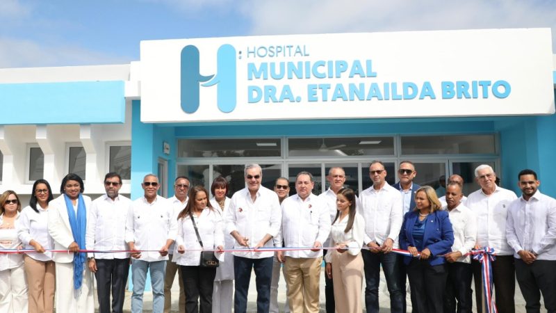 Presidente Abinader entrega obras salud y educativas en provincia Duarte