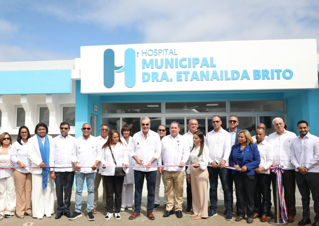 Presidente Abinader entrega obras salud y educativas en provincia Duarte