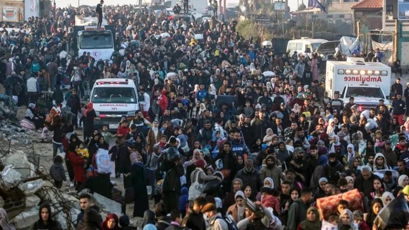 Miles de palestinos inician regreso al norte de Gaza tras alto el fuego