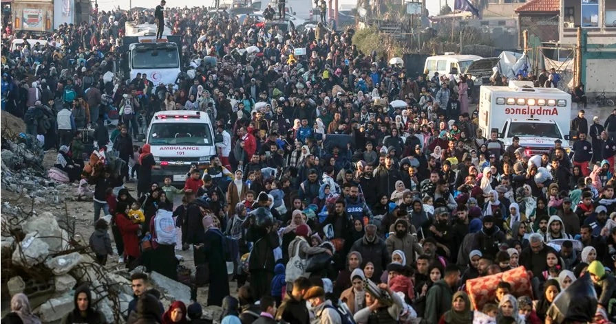 Miles de palestinos inician regreso al norte de Gaza tras alto el fuego