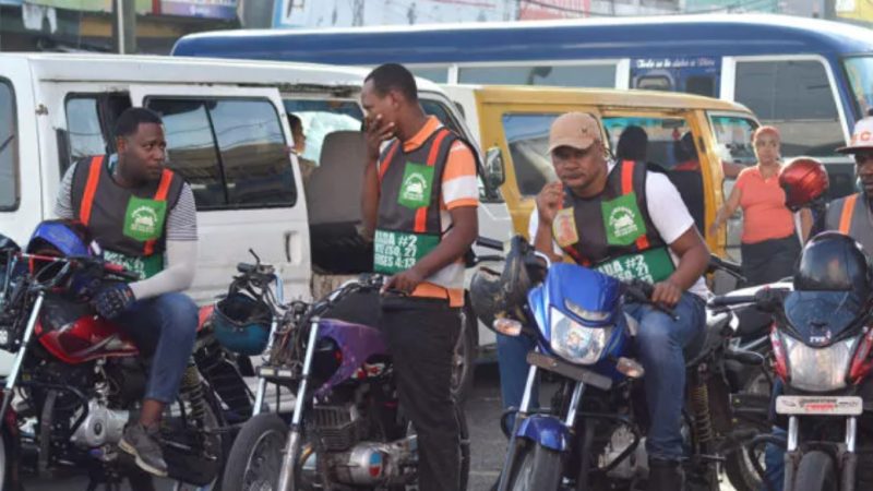 Gobierno inicia entrega bono de RD$1,000 para motoconchistas