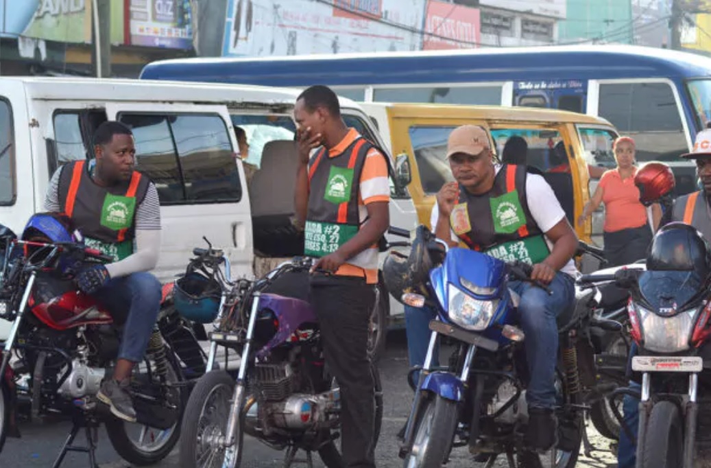 Gobierno inicia entrega bono de RD$1,000 para motoconchistas