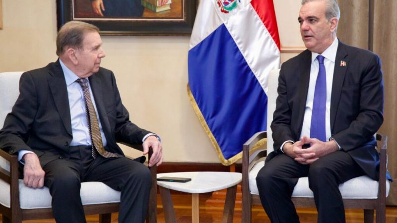 Edmundo González llega al Palacio Nacional para reunirse con Luis Abinader