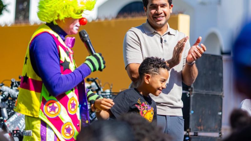 Omar Fernández lleva felicidad y juguetes a niños en día de Reyes