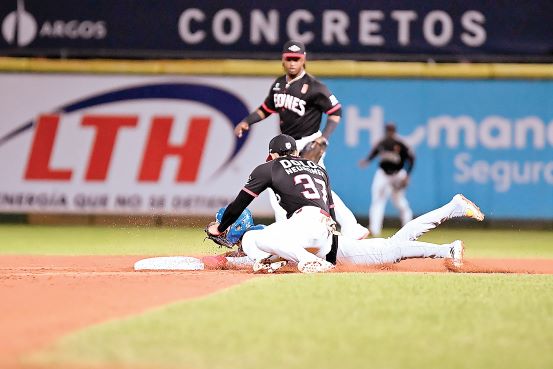 Tigres del Licey derrotan a Leones del Escogido en un partido de nervios