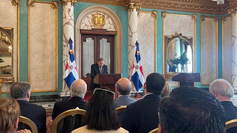 Luis Abinader recibe en el Palacio a González Urrutia