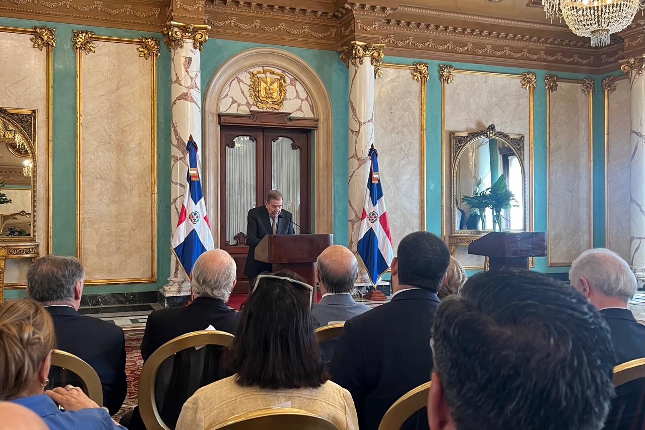 Luis Abinader recibe en el Palacio a González Urrutia