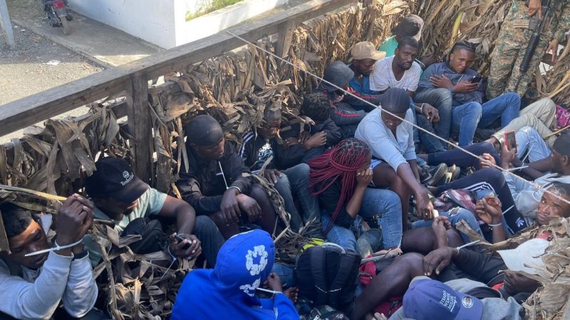 Apresan en Santiago dos docenas de haitianos indocumentados