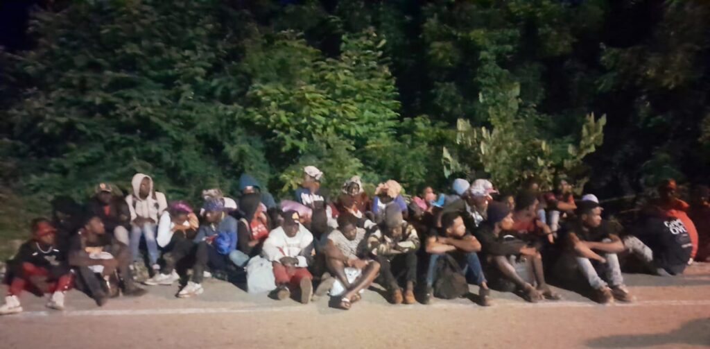 Ejército intercepta a 378 inmigrantes haitianos en zonas montañosas y costeras de la región fronteriza