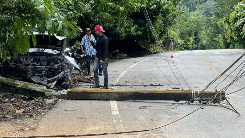 Dos jóvenes se escapan de milagro de la muerte al sufrir accidente