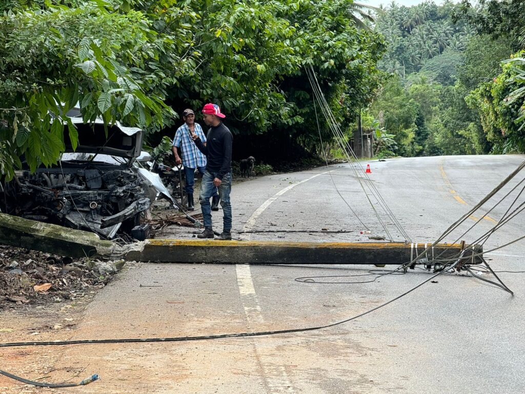 Dos jóvenes se escapan de milagro de la muerte al sufrir accidente