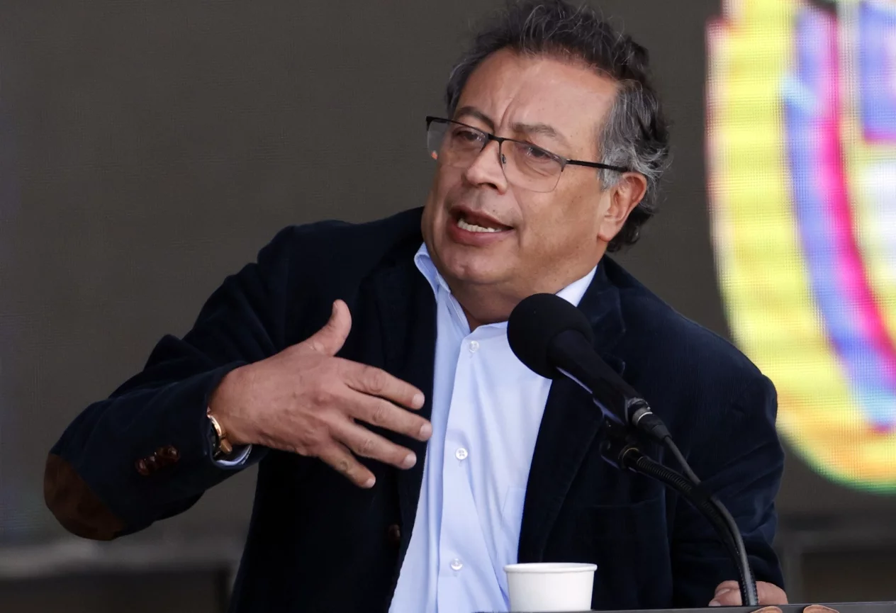 Gustavo Petro llama «estúpido» a Zelenski por «dejarse manipular» y entregar Ucrania a EE. UU.