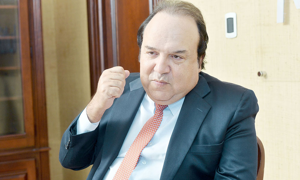 Polémico político Vinicio Castillo Seman amenaza con llevar a tribunales a quienes lo liguen con ex senador EE. UU. Bob Menéndez