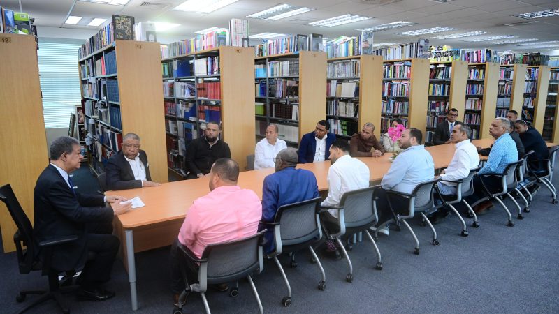 Leonel Fernández se reúne con alcaldes y directores municipales de FP, para crear estrategias en sus demarcaciones