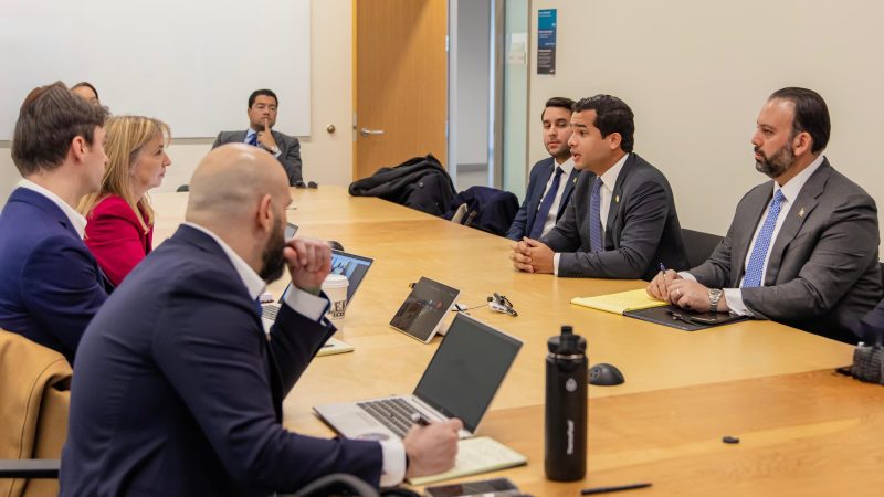 Omar Fernández se reúne con altos ejecutivos de Amazon para proyectos de inversión en RD