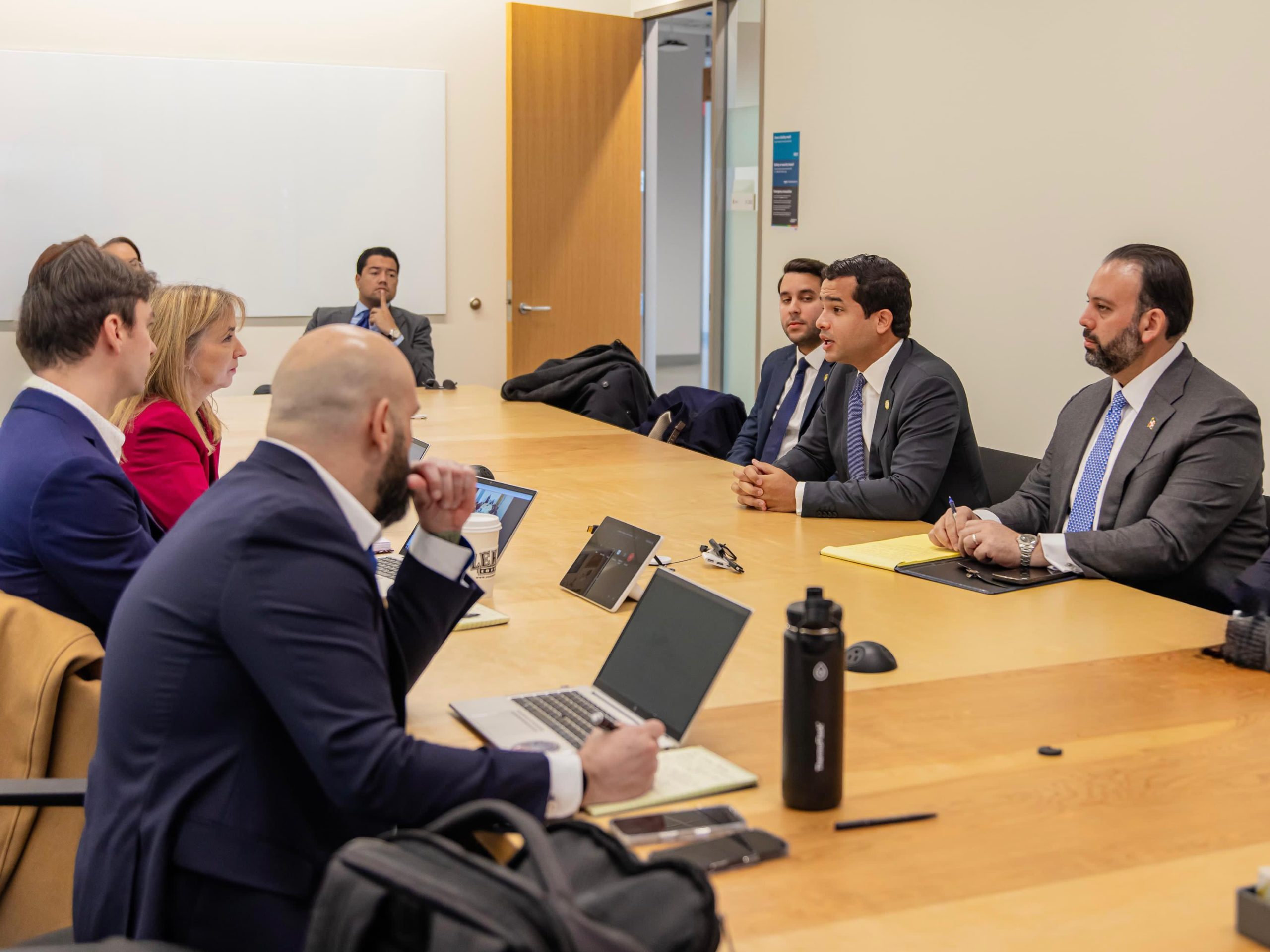 Omar Fernández se reúne con altos ejecutivos de Amazon para proyectos de inversión en RD