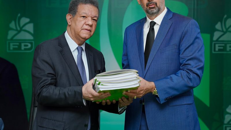 Leonel recibe documentos del Congreso de FP que serán sometidos a votación desde este jueves*