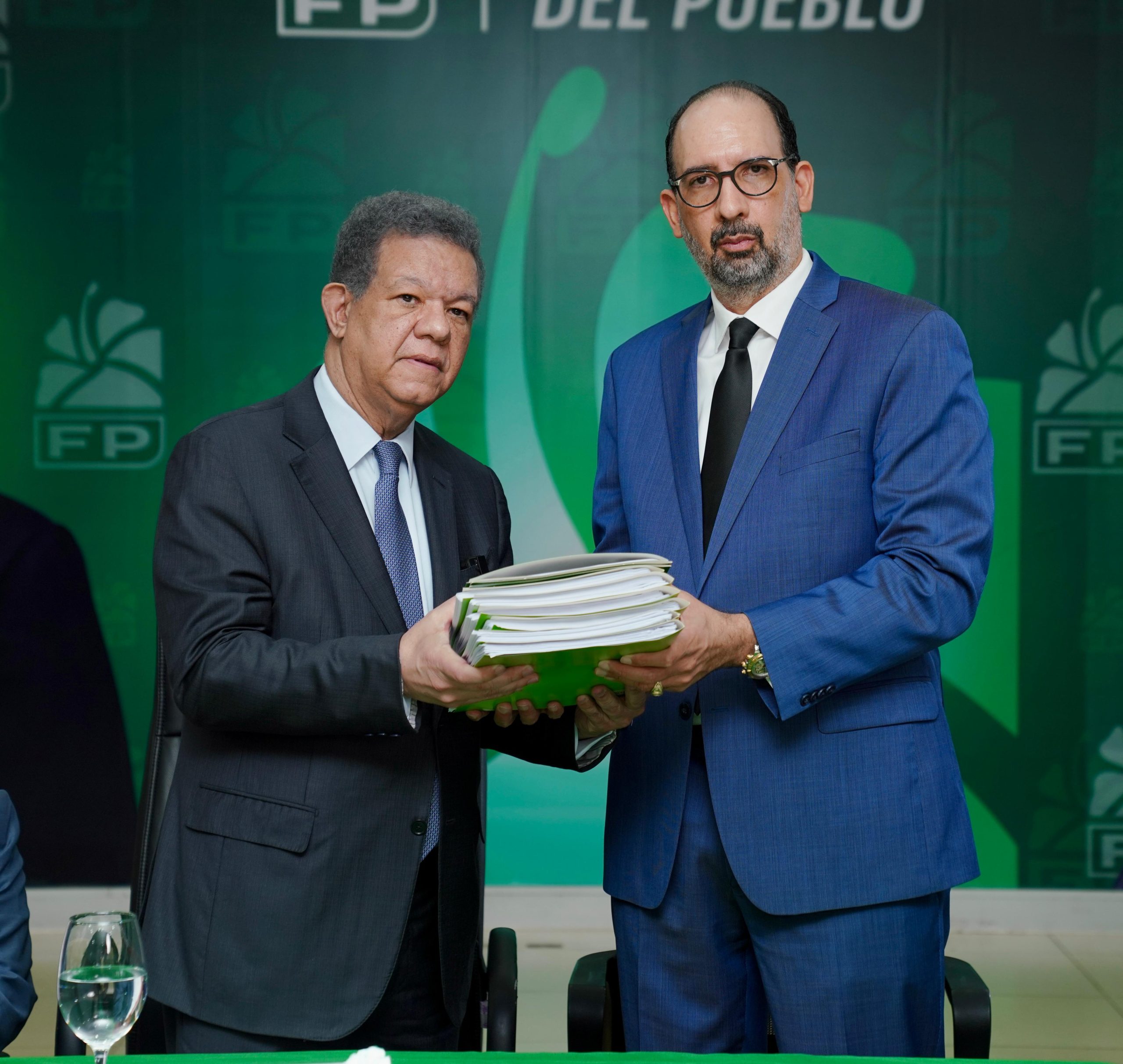 Leonel recibe documentos del Congreso de FP que serán sometidos a votación desde este jueves*
