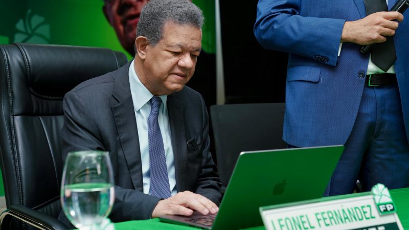 Leonel Fernández da inicio a la plenaria de votación del Congreso de FP y es el primero en ejercer su derecho al voto