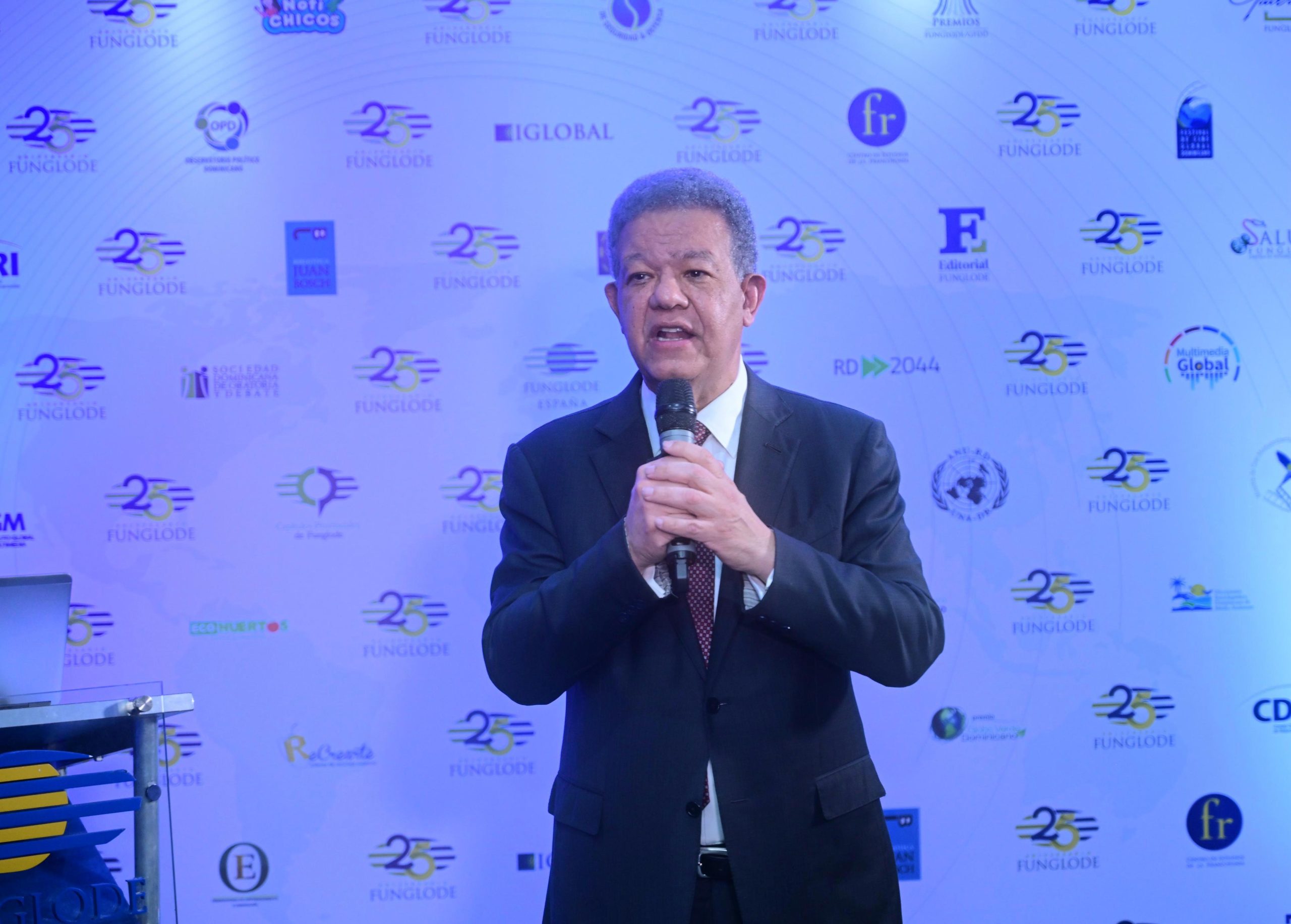 Leonel Fernández reafirma que el conocimiento es la base para el futuro del país*