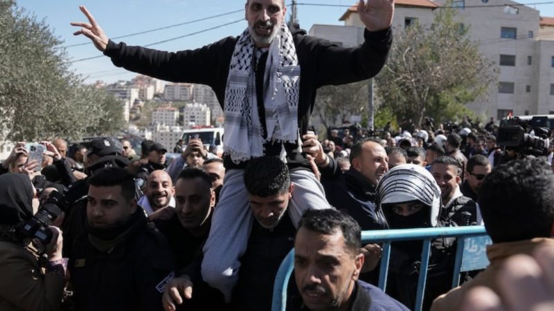 En canje de presos Israel libera 369 palestinos y Hamás 3